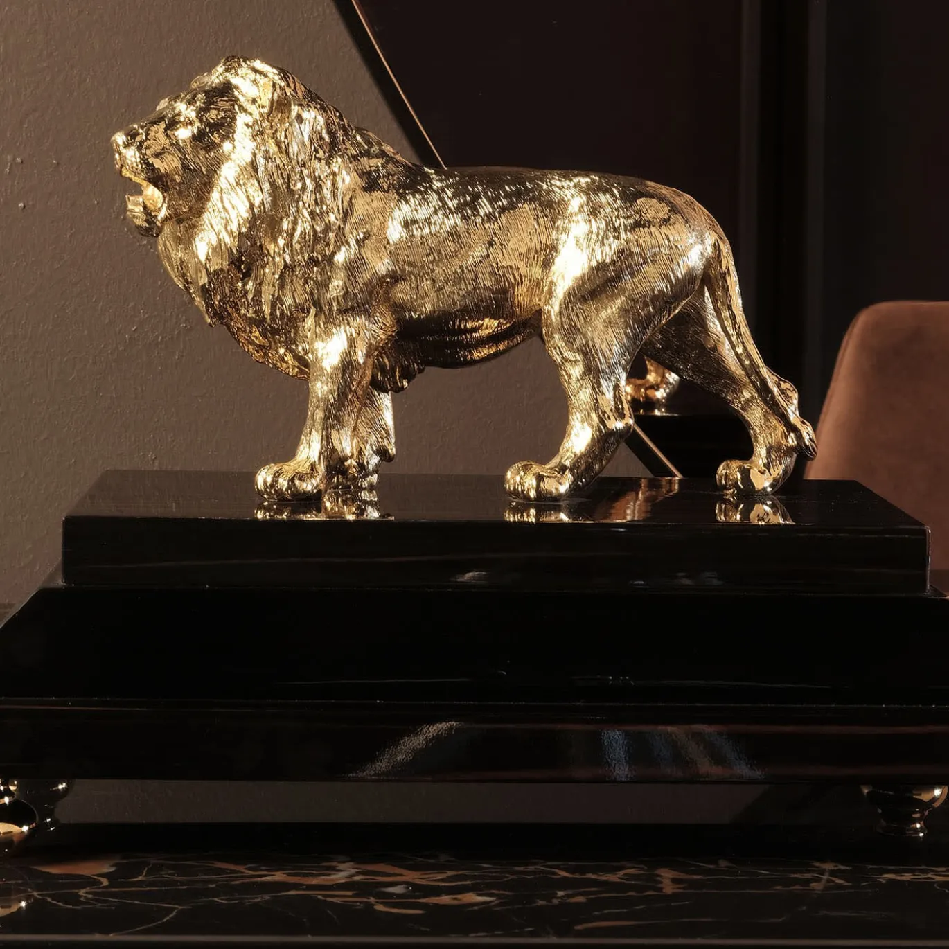 Leone in ottone con base in lacca nera Figurina