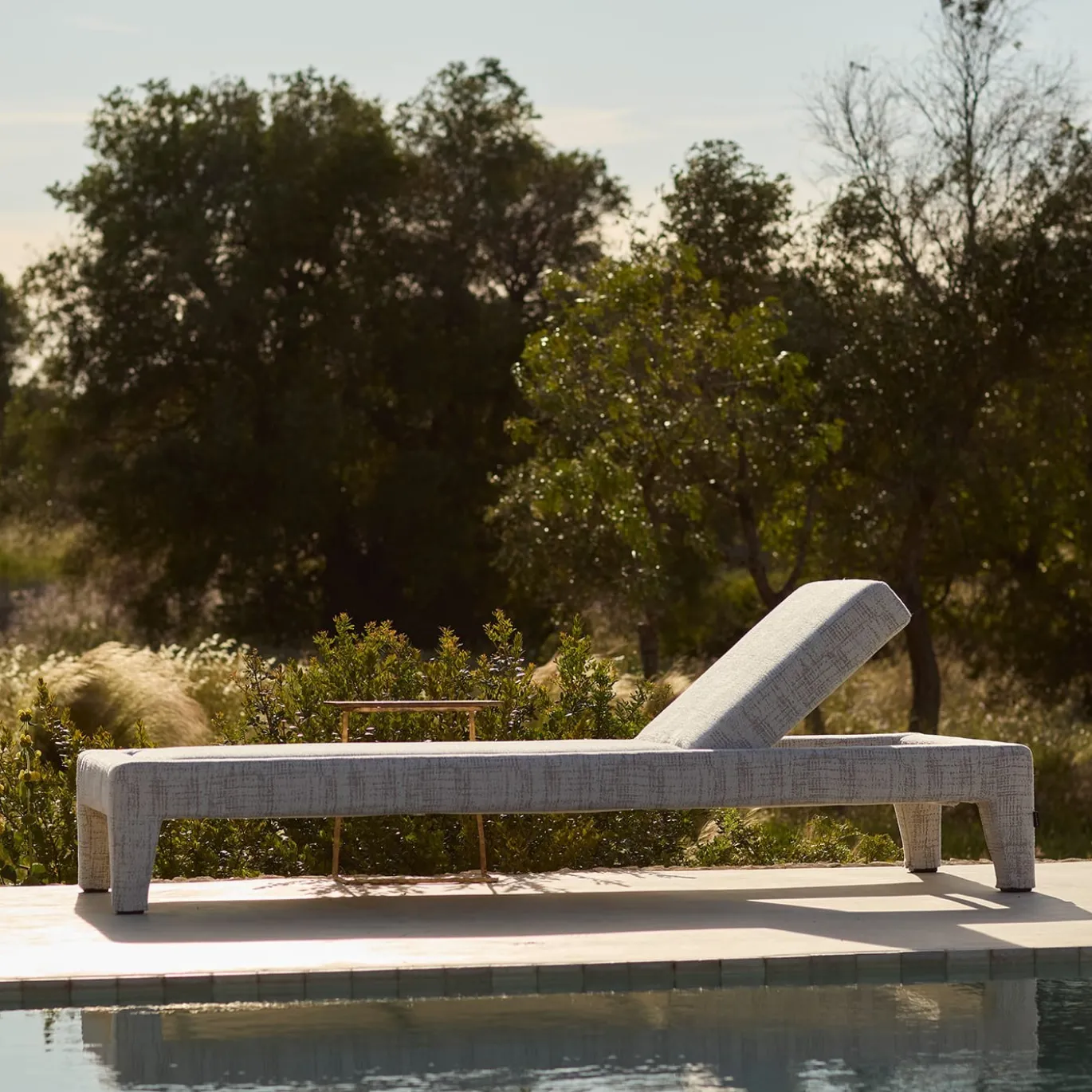 Lettino da sole in tessuto morbido Moonlight di Paola Navone Otto Studio
