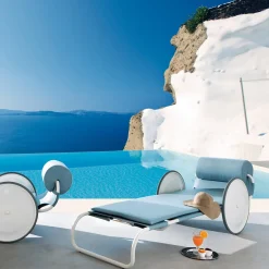 Lettino da sole Locus Solus White di Gae Aulenti