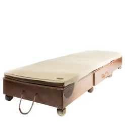 Lettino in legno con materassino beige