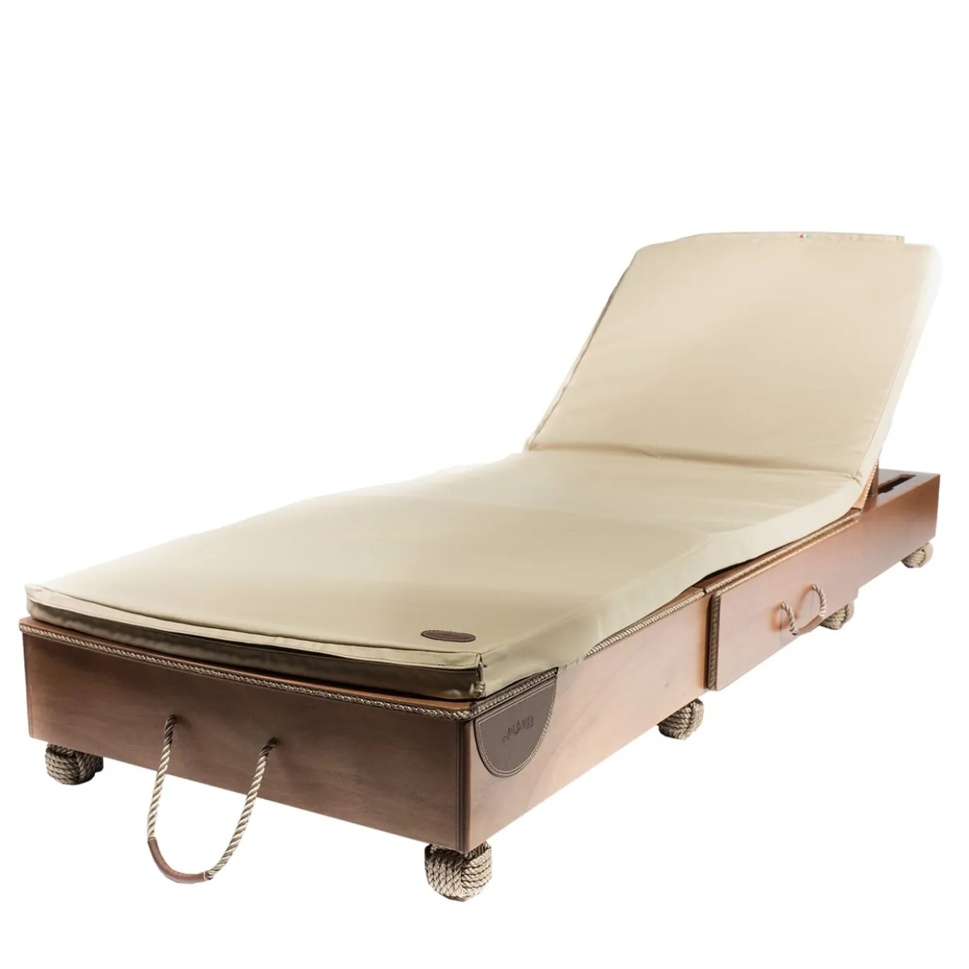 Lettino in legno con materassino beige