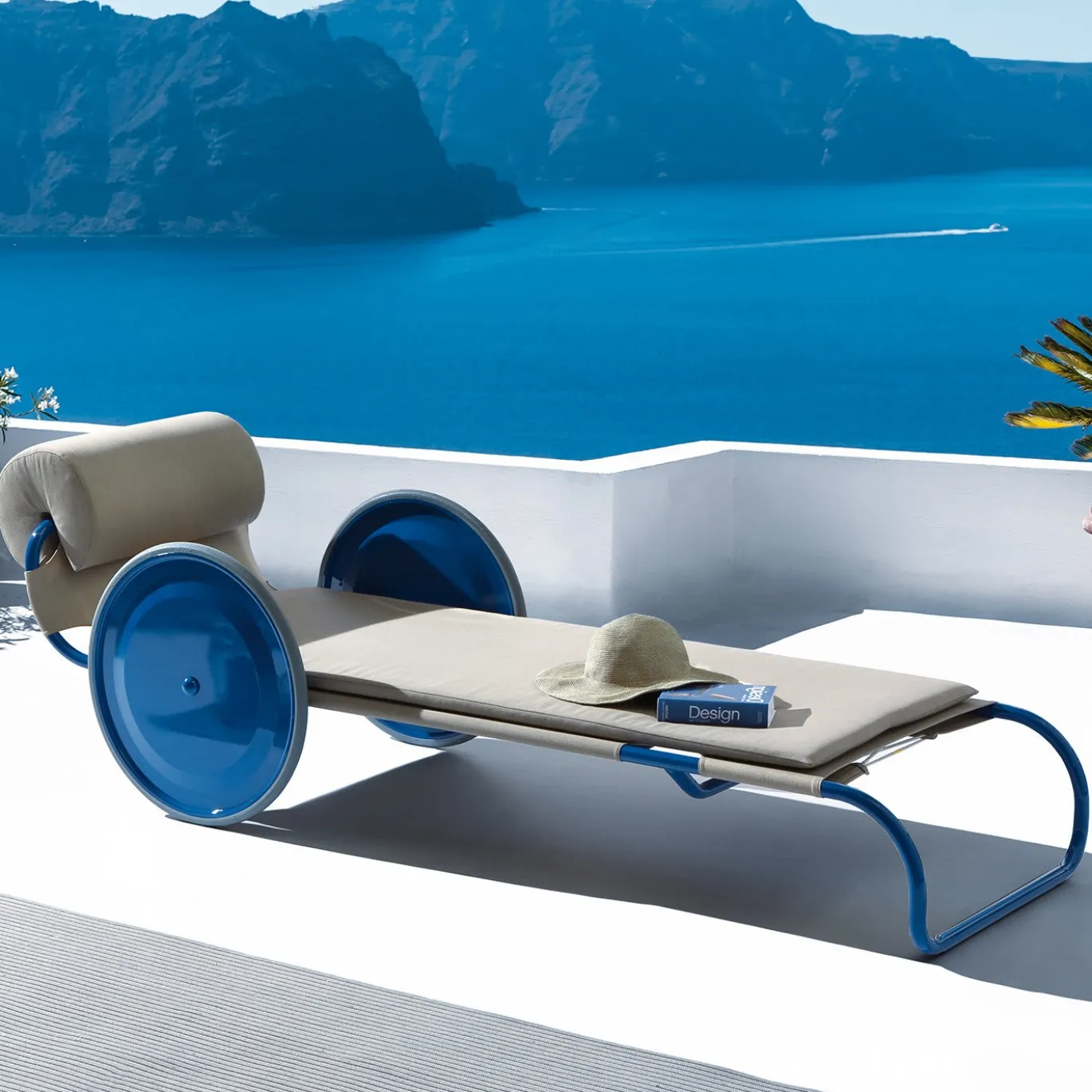 Lettino Locus Solus Blue di Gae Aulenti