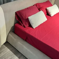 Letto Beige Morrison con dettagli in pelle a contrasto