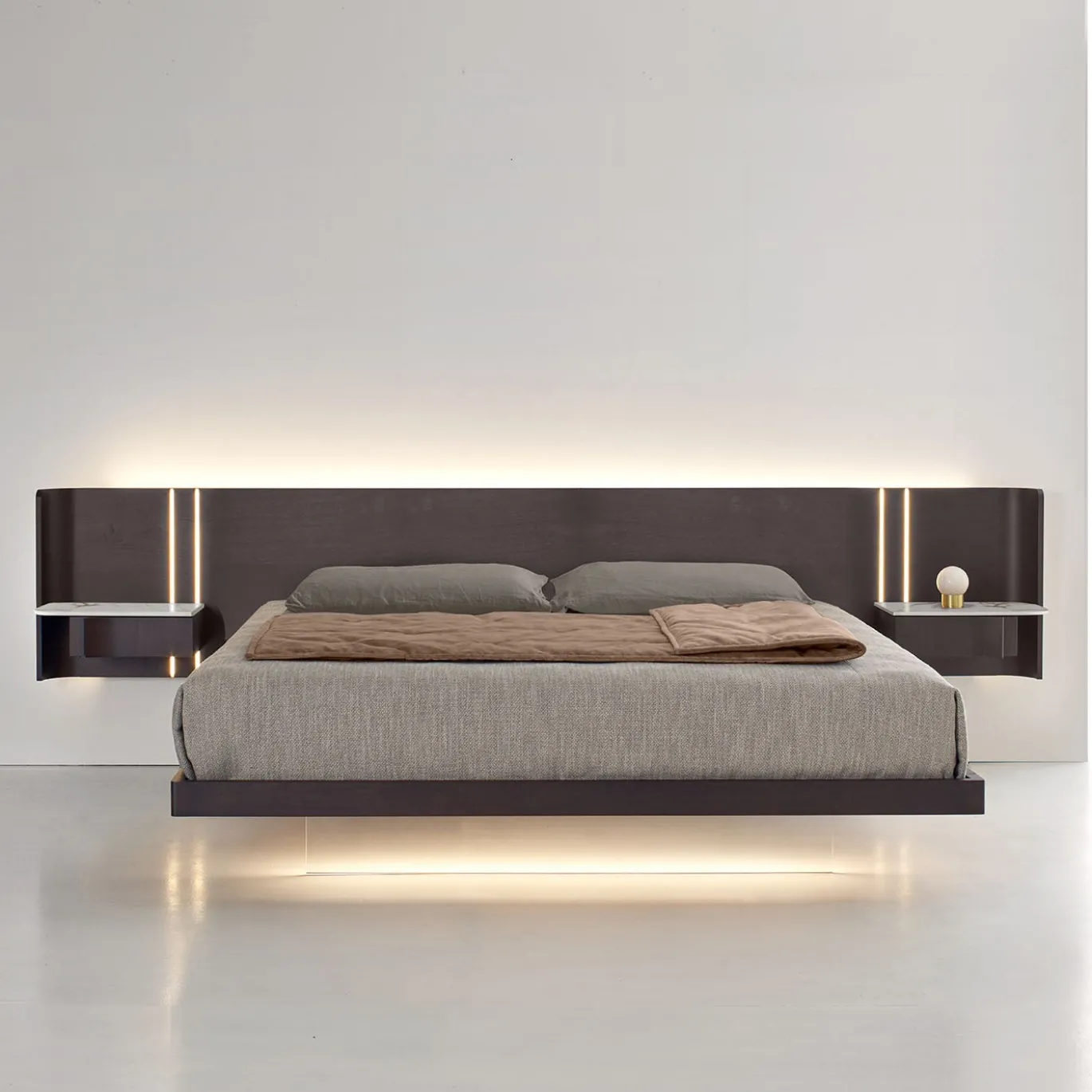Letto Book in Noce con Dettagli in Ceramica Calacatta e Vetro