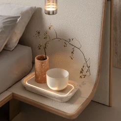 Letto Celeste con vassoi in travertino incorporati