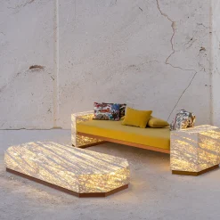 Letto da giorno squadrato retroilluminato Eternal in marmo travertino di Bebo & Angel