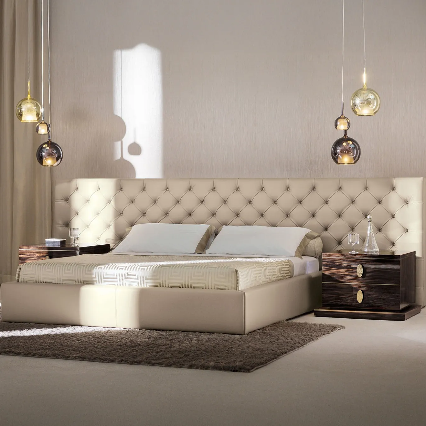 Letto Didone in pelle beige con testiera trapuntata