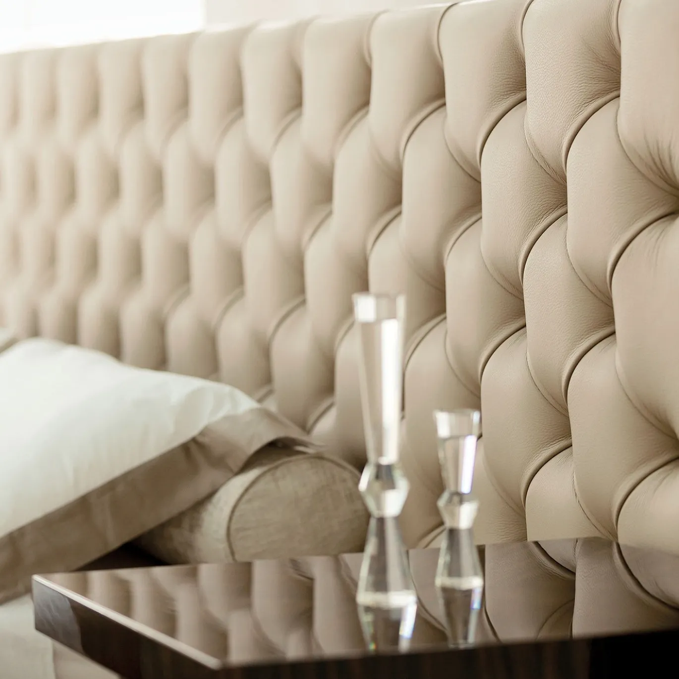 Letto Didone in pelle beige con testiera trapuntata