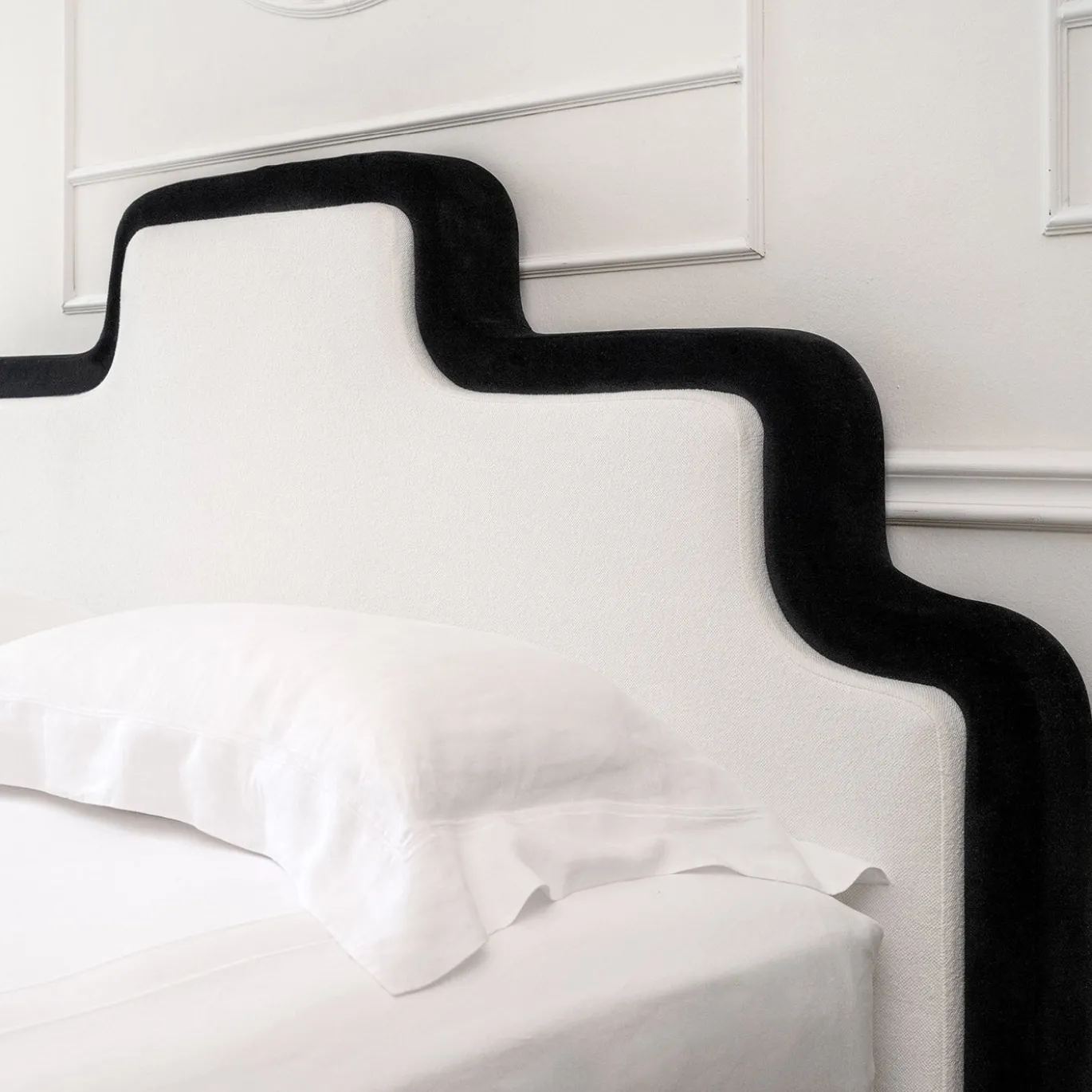 Letto Grimaud Bianco con Passepoil in Velluto Nero