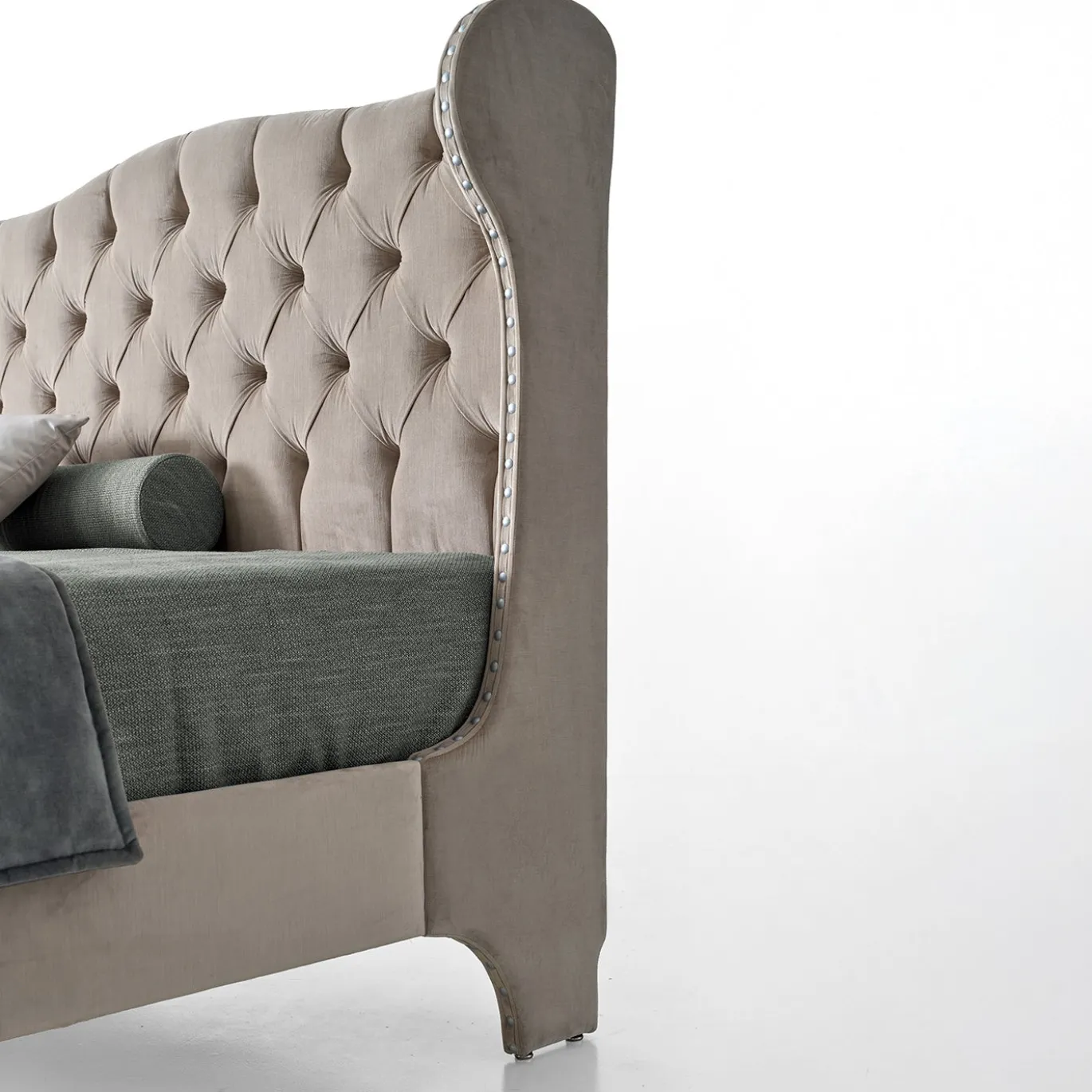 Letto imbottito beige con gambe in legno di faggio e metallo