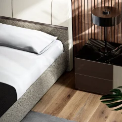 Letto imbottito in pelle beige Dorian con dettagli in metallo