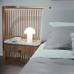 Letto in noce con comodini incorporati e struttura del letto imbottita