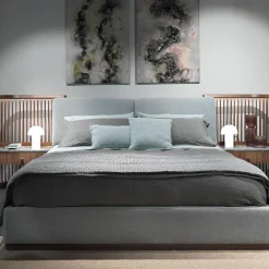Letto in noce con comodini incorporati e struttura del letto imbottita