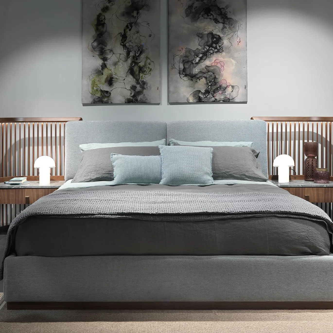 Letto in noce con comodini incorporati e struttura del letto imbottita