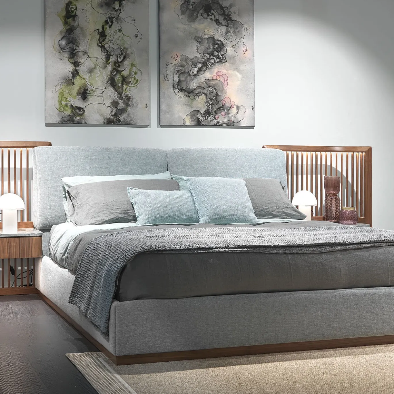 Letto in noce con comodini incorporati e struttura del letto imbottita