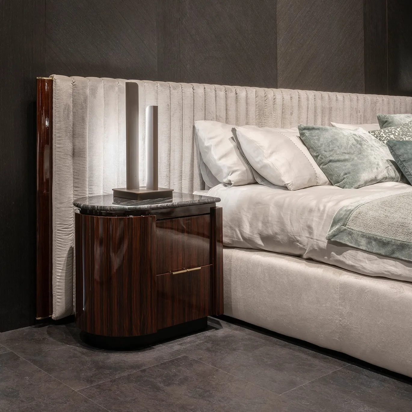 Letto King Size MIA con testata ricamata beige