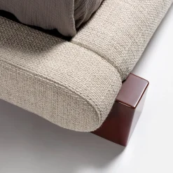 Letto Maki Rivestito in tessuto Tread con base in legno laccato rosso amarone
