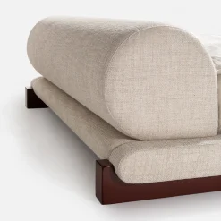 Letto Maki Rivestito in tessuto Tread con base in legno laccato rosso amarone