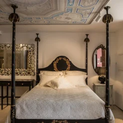 Letto matrimoniale Roma nero con corona di alloro