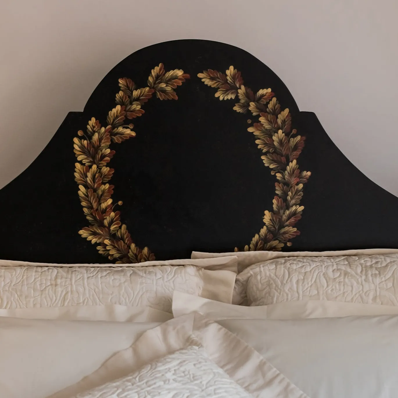 Letto matrimoniale Roma nero con corona di alloro