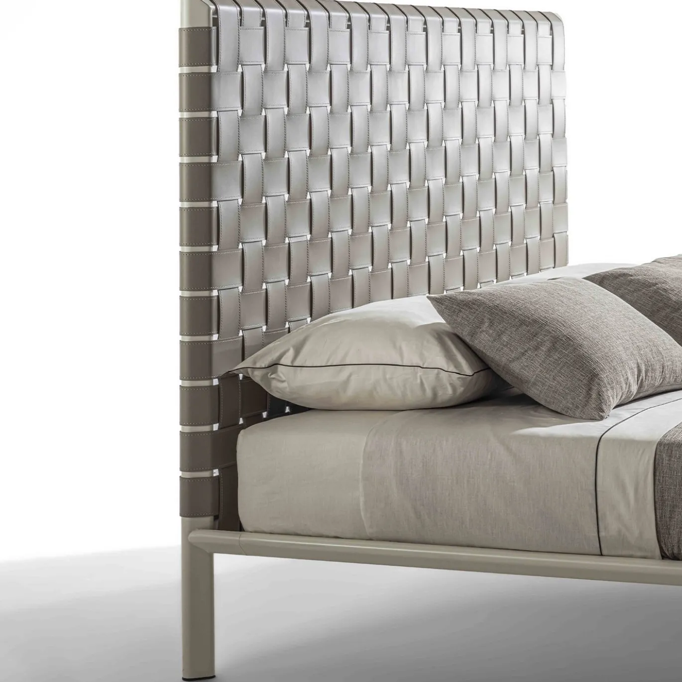 Letto Milano con testiera in pelle Sabbia
