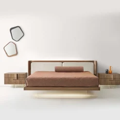 Letto Milà in Noce Canaletto con Cuscini in Bouclé Ostrica