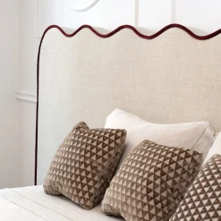 Letto Onda Boiserie in tessuto beige con passepoil in velluto scuro