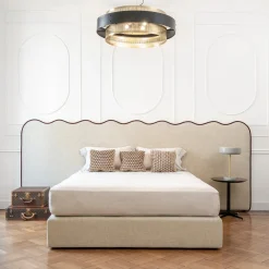 Letto Onda Boiserie in tessuto beige con passepoil in velluto scuro