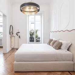 Letto Onda Boiserie in tessuto beige con passepoil in velluto scuro