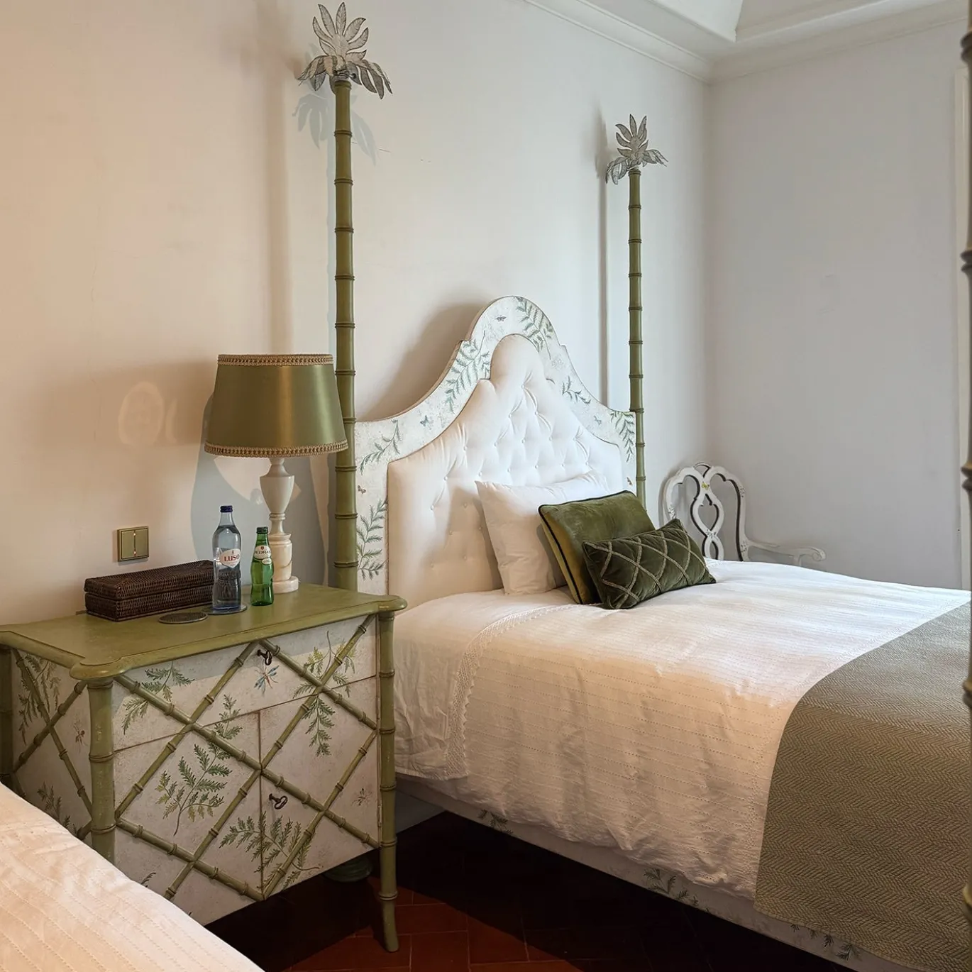 Letto Roma Apple Green Bamboo con felci e farfalle