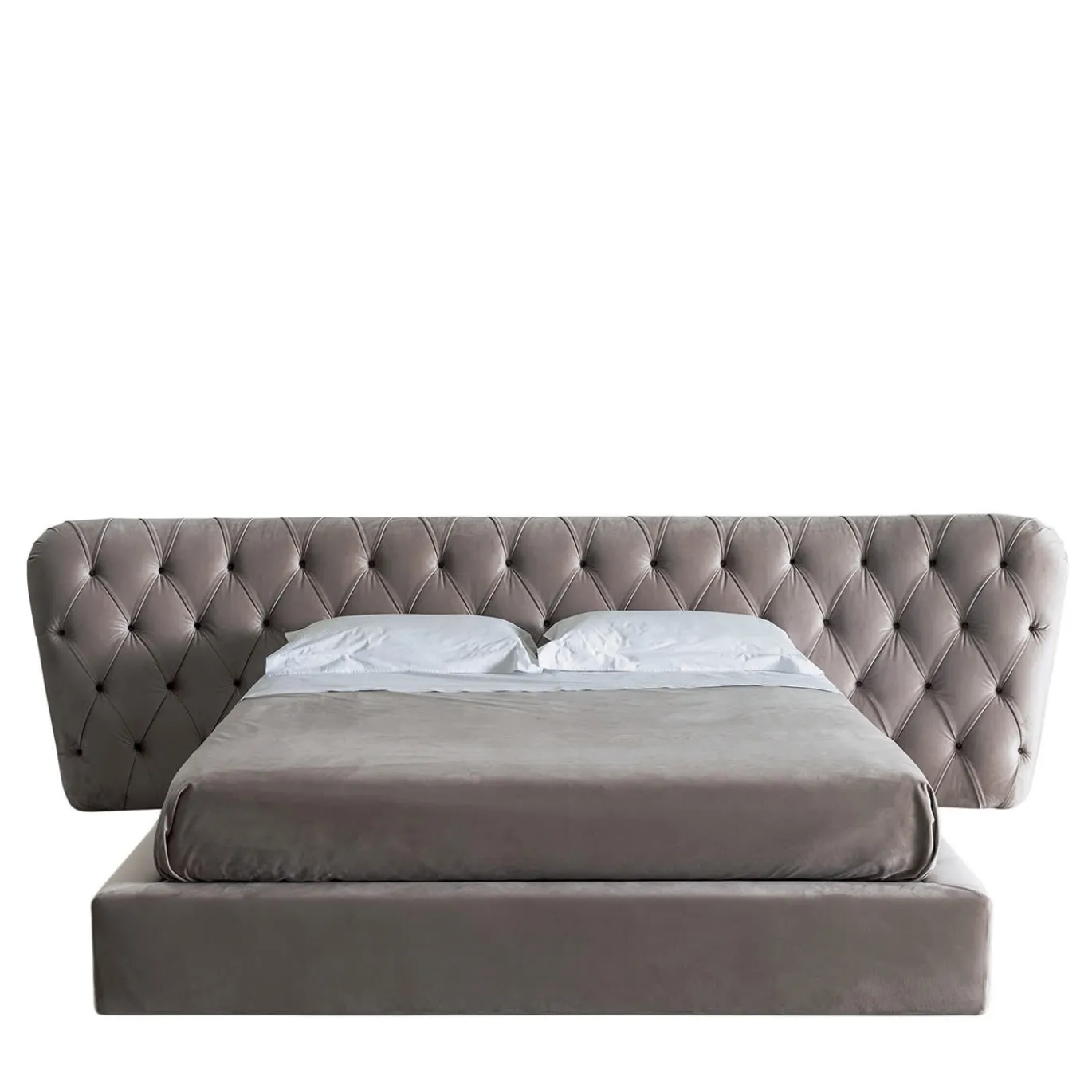 Letto Royale Capitonné in velluto color taupe di Castello Lagravinese