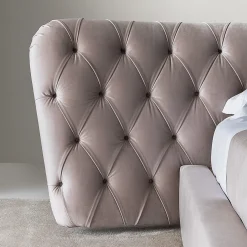 Letto Royale Capitonné in velluto color taupe di Castello Lagravinese