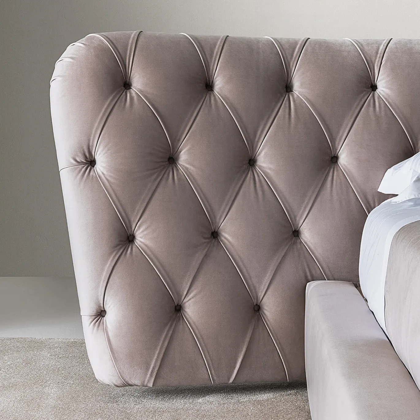 Letto Royale Capitonné in velluto color taupe di Castello Lagravinese