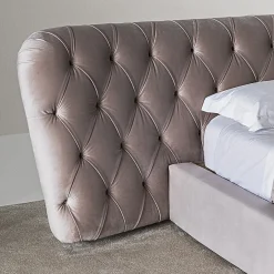 Letto Royale Capitonné in velluto color taupe di Castello Lagravinese
