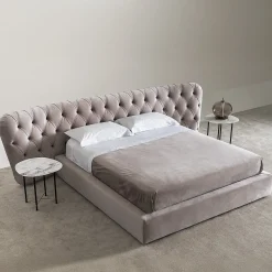 Letto Royale Capitonné in velluto color taupe di Castello Lagravinese