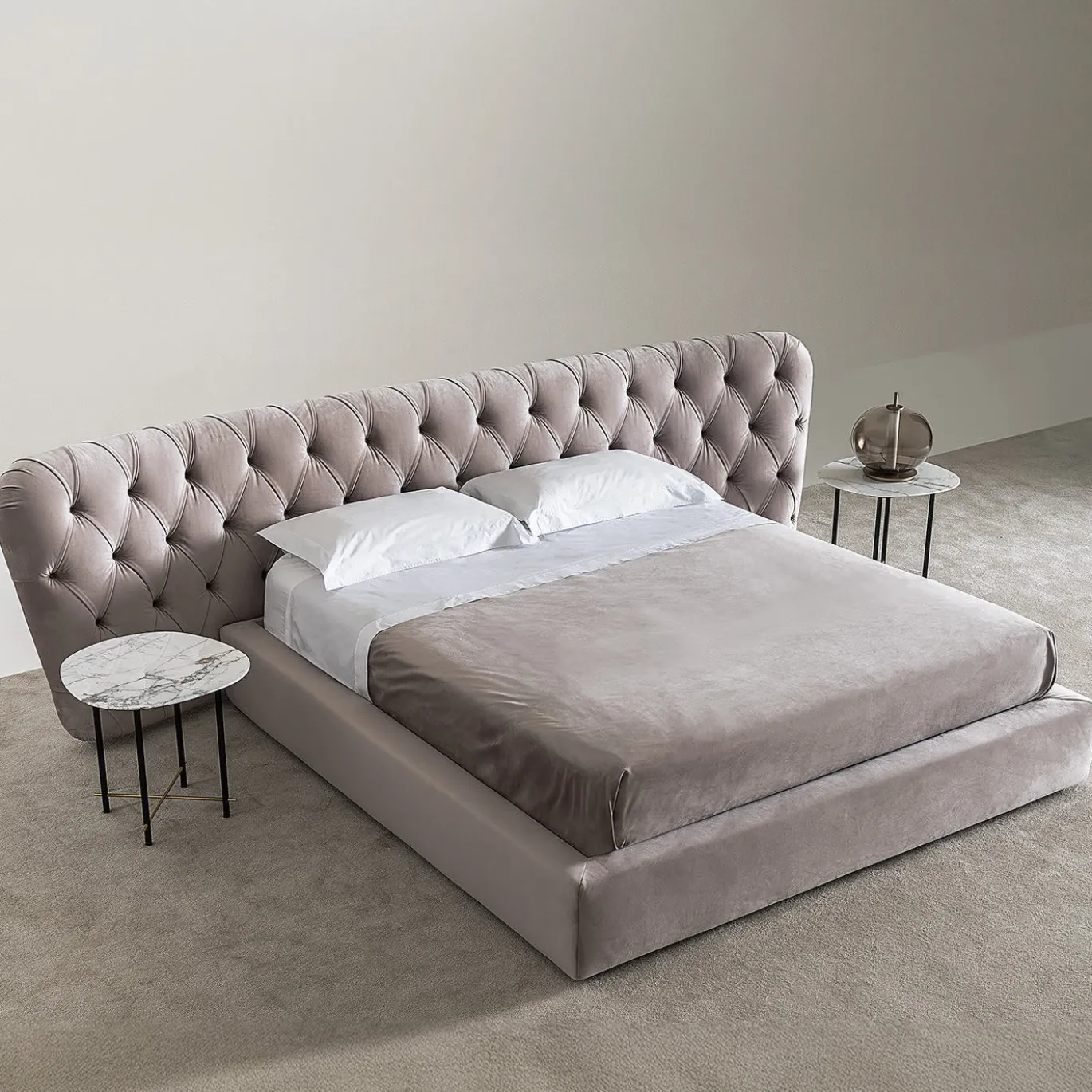 Letto Royale Capitonné in velluto color taupe di Castello Lagravinese