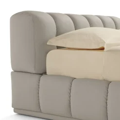 Letto Sacai con contenitore e panca in pelle grigia