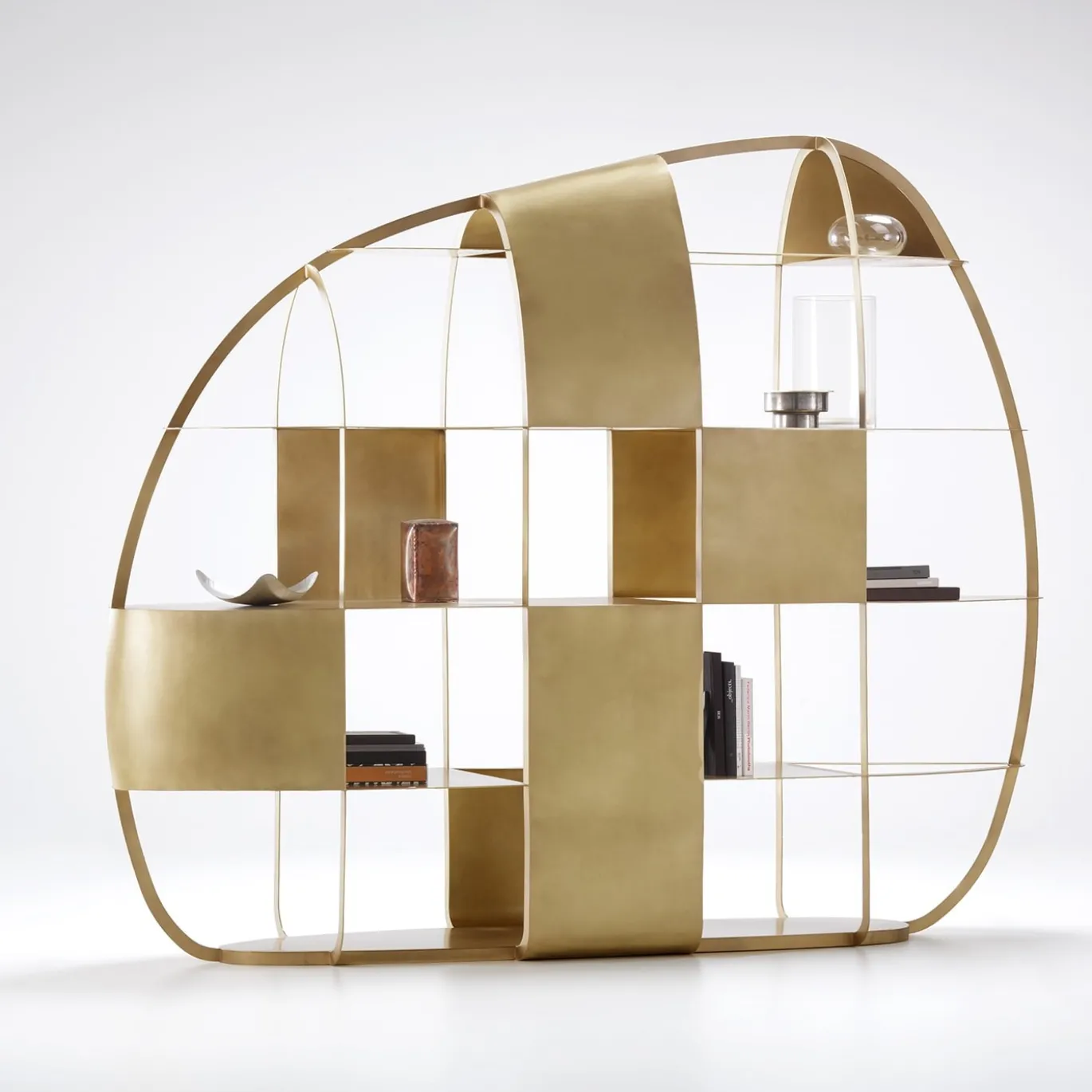 Libreria Airframe in ottone spazzolato di PIO&TITOTOSO