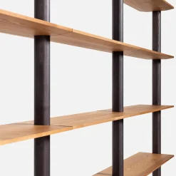 Libreria a Parete Paw L in Legno con Finiture Lucide Carbon e Miele