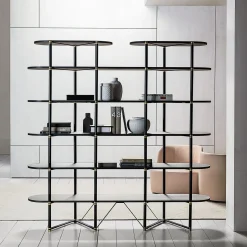 Libreria Boomerang in metallo nero e ottone con 6 ripiani di Pietro Russo Design