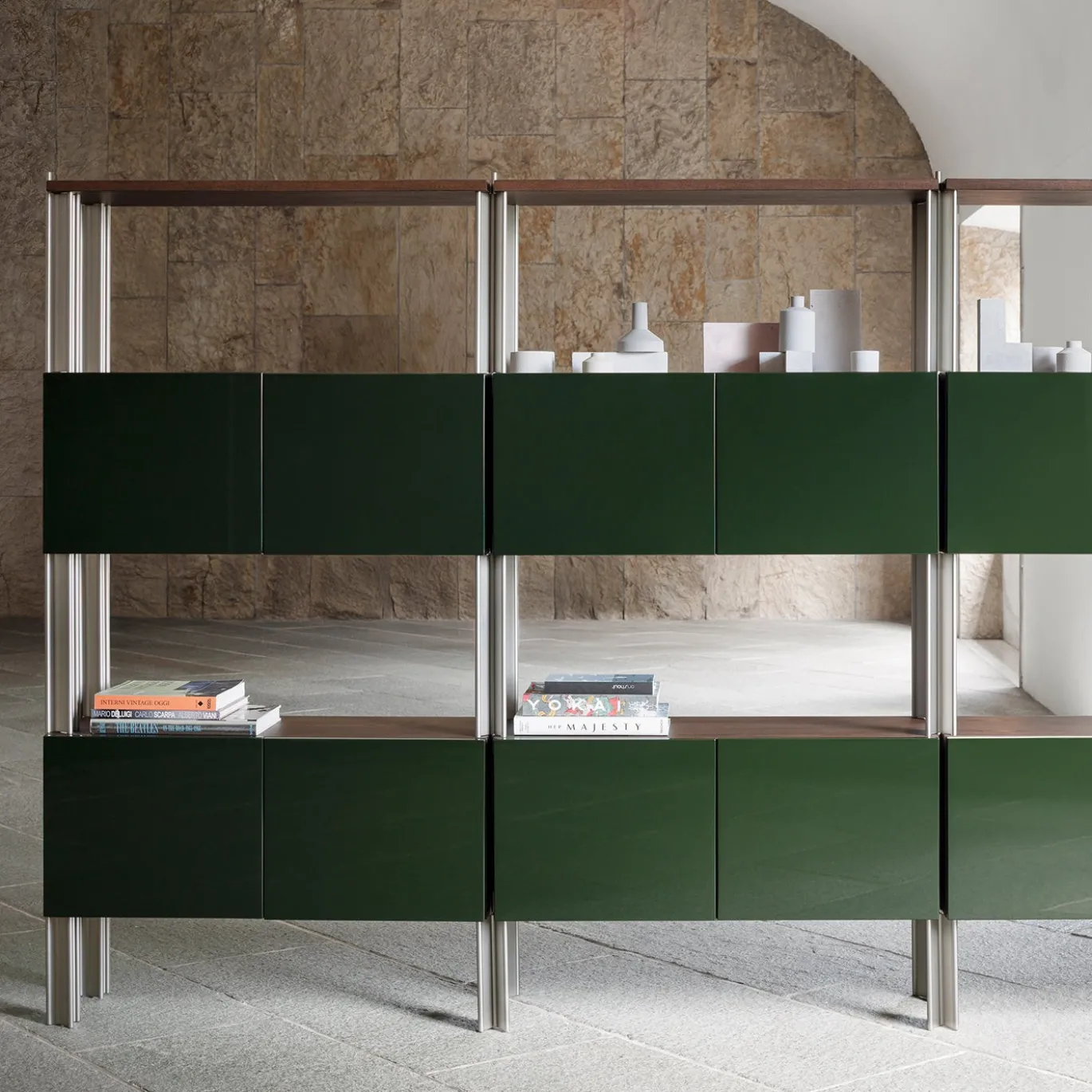 Libreria Flexor in legno laccato lucido verde e alluminio di Robert Stadler