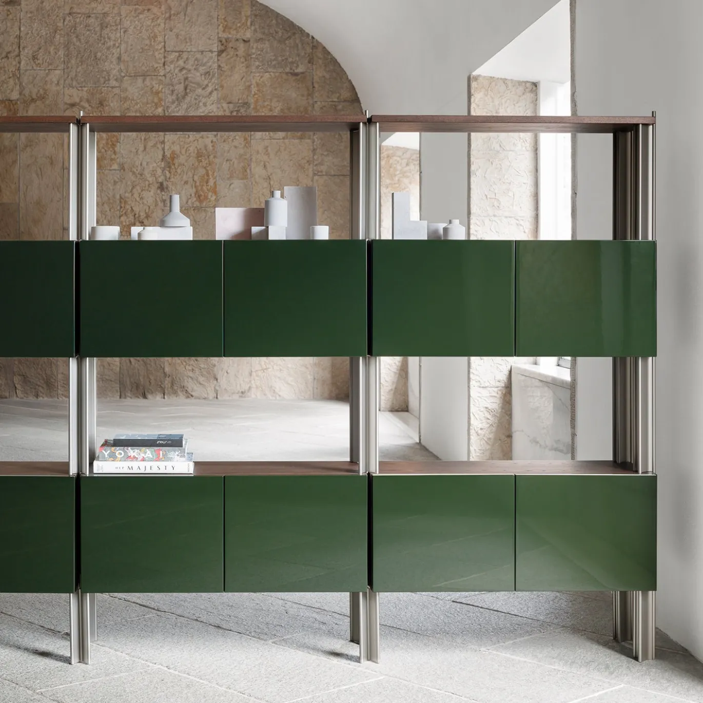 Libreria Flexor in legno laccato lucido verde e alluminio di Robert Stadler