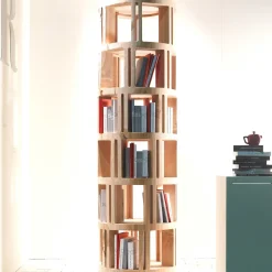 Libreria in cedro a 7 ripiani Torre Lignea di Michele De Lucchi