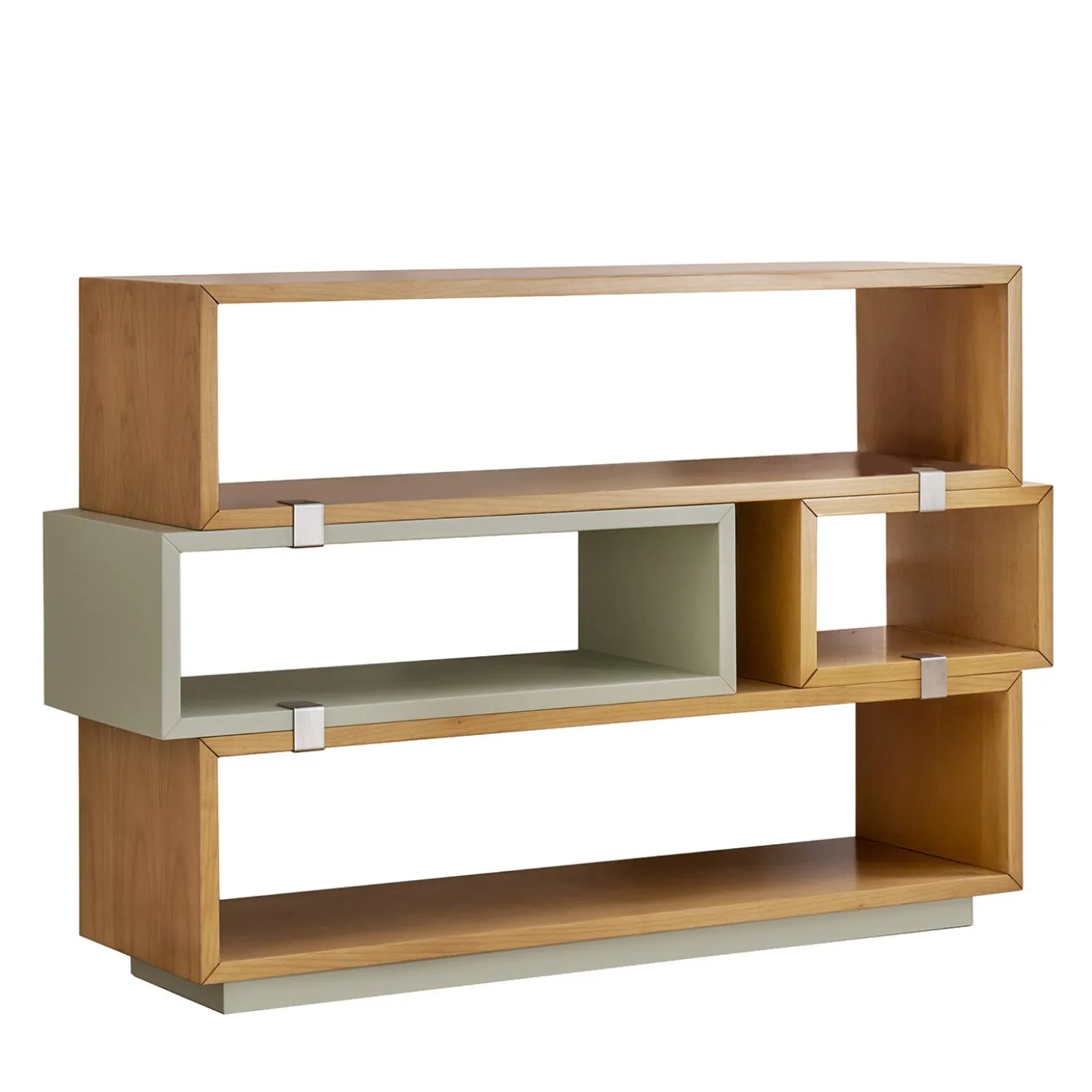 Libreria in legno di ciliegio laccata con dettagli in metallo cromato opaco