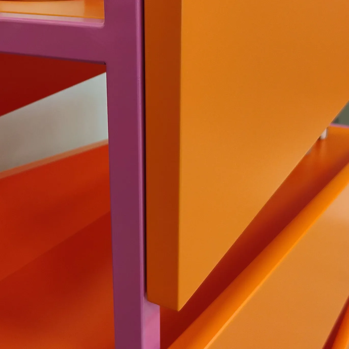 Libreria M19 in legno laccato arancione e metallo