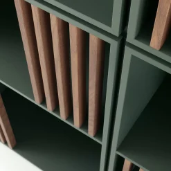 Libreria Mondrian Verde Amazzonia con Accenti in Legno di Frassino