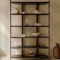 Libreria Petra in metallo rosso con mensole in vetro bronzo curvato