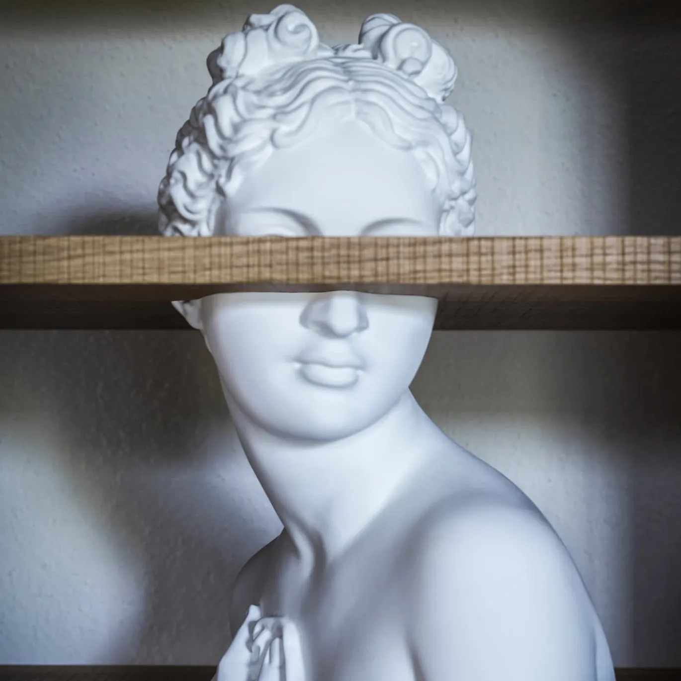 Libreria Venus a 5 Ripiani in Marmo Bianco di Fabio Novembre