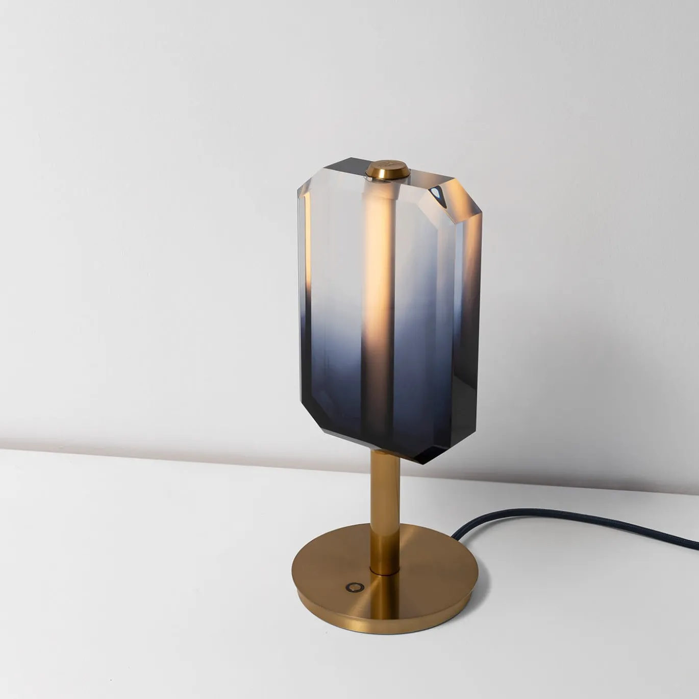 Lucente Lampada da Tavolo in Bronzo e Paralume Viola