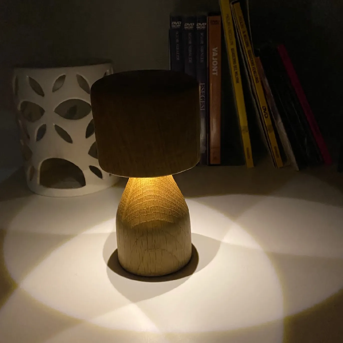 Luce Santa Marta Paralume in legno di Matteo Ragni